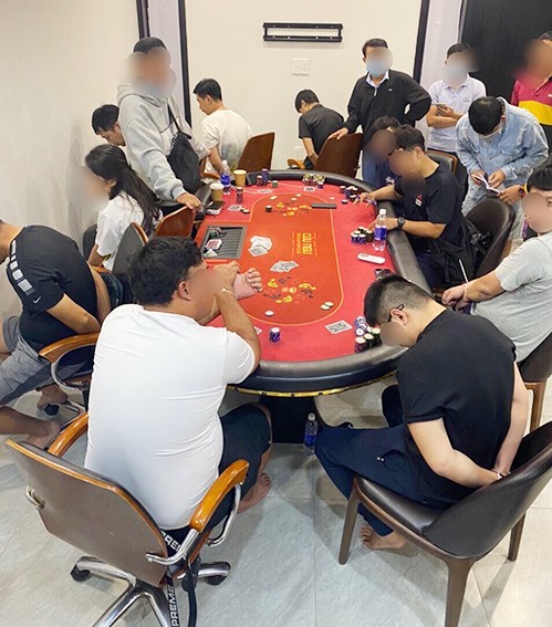 Một trong hàng loạt sòng bạc Poker bị triệt phá trong thời gian qua. Ảnh: Công an cung cấp