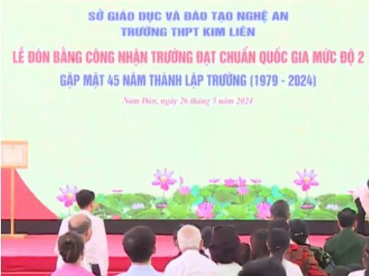 Thầy N.V.D. bị đột quỵ khi đang phát biểu tại lễ kỷ niệm thành lập trường. Ảnh: Facebook