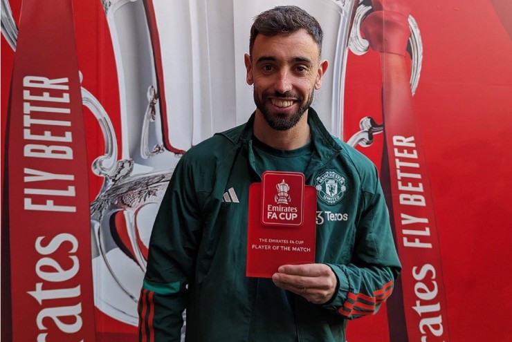 Bruno Fernandes nhận danh hiệu "Cầu thủ xuất sắc nhất trận" do ban tổ chức trao tặng