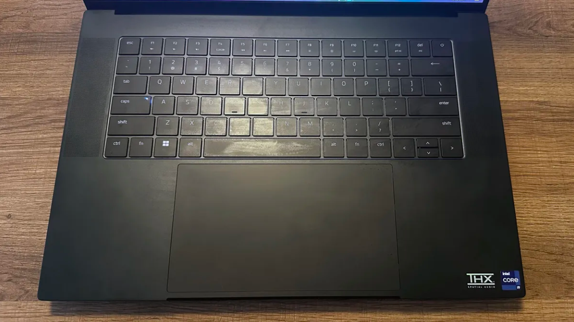 Razer Blade 16 có touchpad khá lớn.