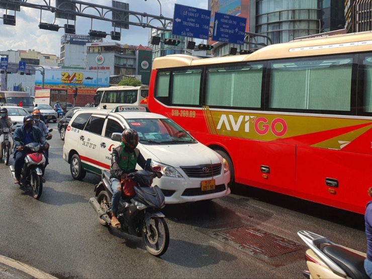 Bộ Công an đưa vào dự thảo Luật Trật tự, an toàn giao thông đường bộ chỉ được vượt xe phía bên trái. Ảnh: TN