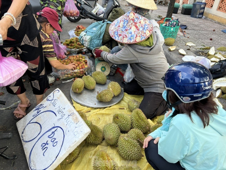 Nhiều người chờ mua sầu riêng vì giá khá rẻ.