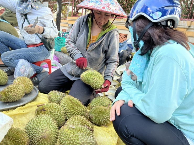 Sầu riêng giá 60.000 đồng/kg hút khách ở TPHCM.