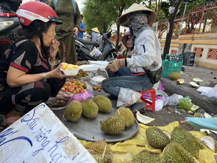 Sầu riêng giá rẻ thường là hàng dạt, hàng loại 3 được người bán mua bán lại.