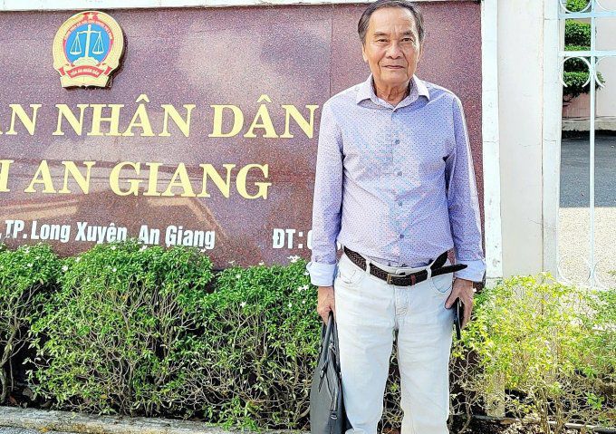 Ông Lâm Hồng Sơn trong lần đến TAND tỉnh An Giang tham gia vụ kiện Công an tỉnh An Giang. Ảnh: Vĩnh Phúc