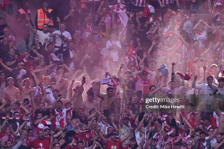 Trên khán đài sân&nbsp;Wembley, các CĐV của Southampton đã được đắm chìm trong men say chiến thắng.&nbsp;