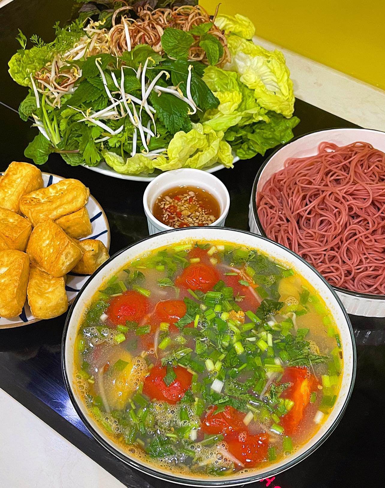 Trời hè nóng nực, chỉ cần bát canh trùng trục nấu chua là đủ "trôi cơm" - 1