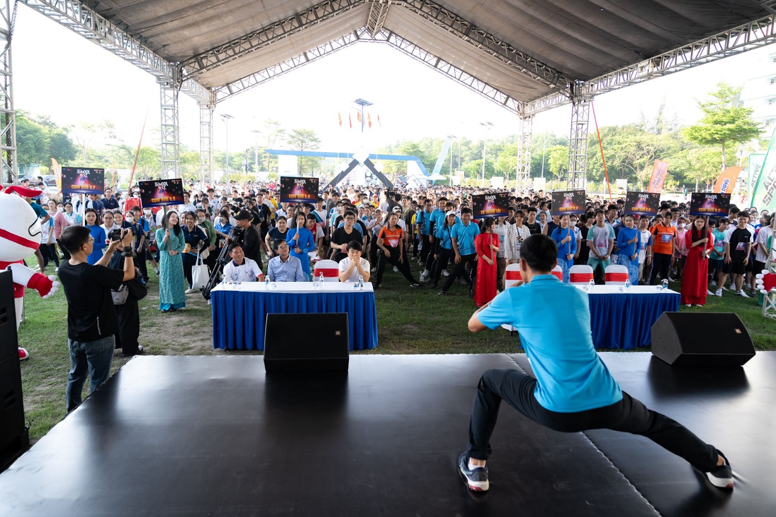 Hàng vạn sinh viên nô nức tụ họp tại Lễ hội âm nhạc School Fest để vui chơi, thu thập quà ‘khủng’ - 1