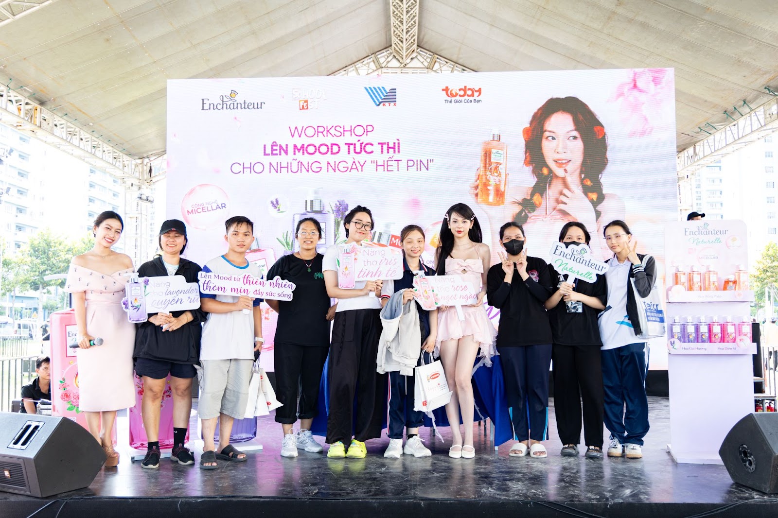 Hàng vạn sinh viên nô nức tụ họp tại Lễ hội âm nhạc School Fest để vui chơi, thu thập quà ‘khủng’ - 6