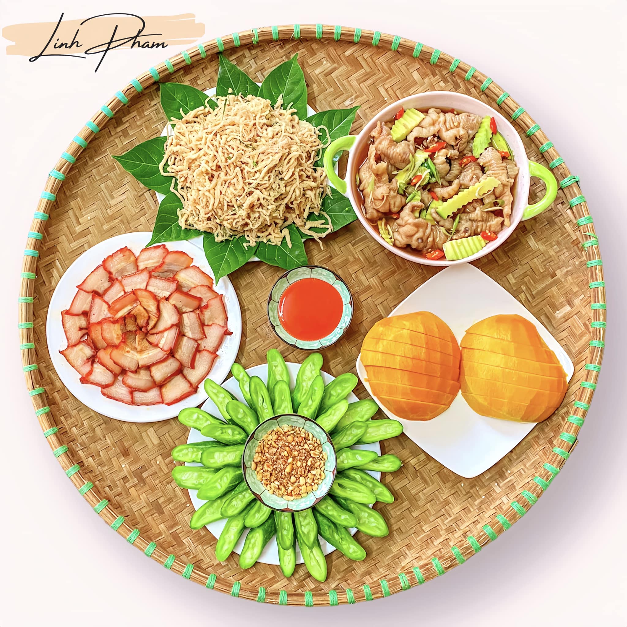 Lặc lè luộc + Chân gà ngâm sả tắc + Nem Phùng + Thịt xá xíu + Xoài&nbsp;