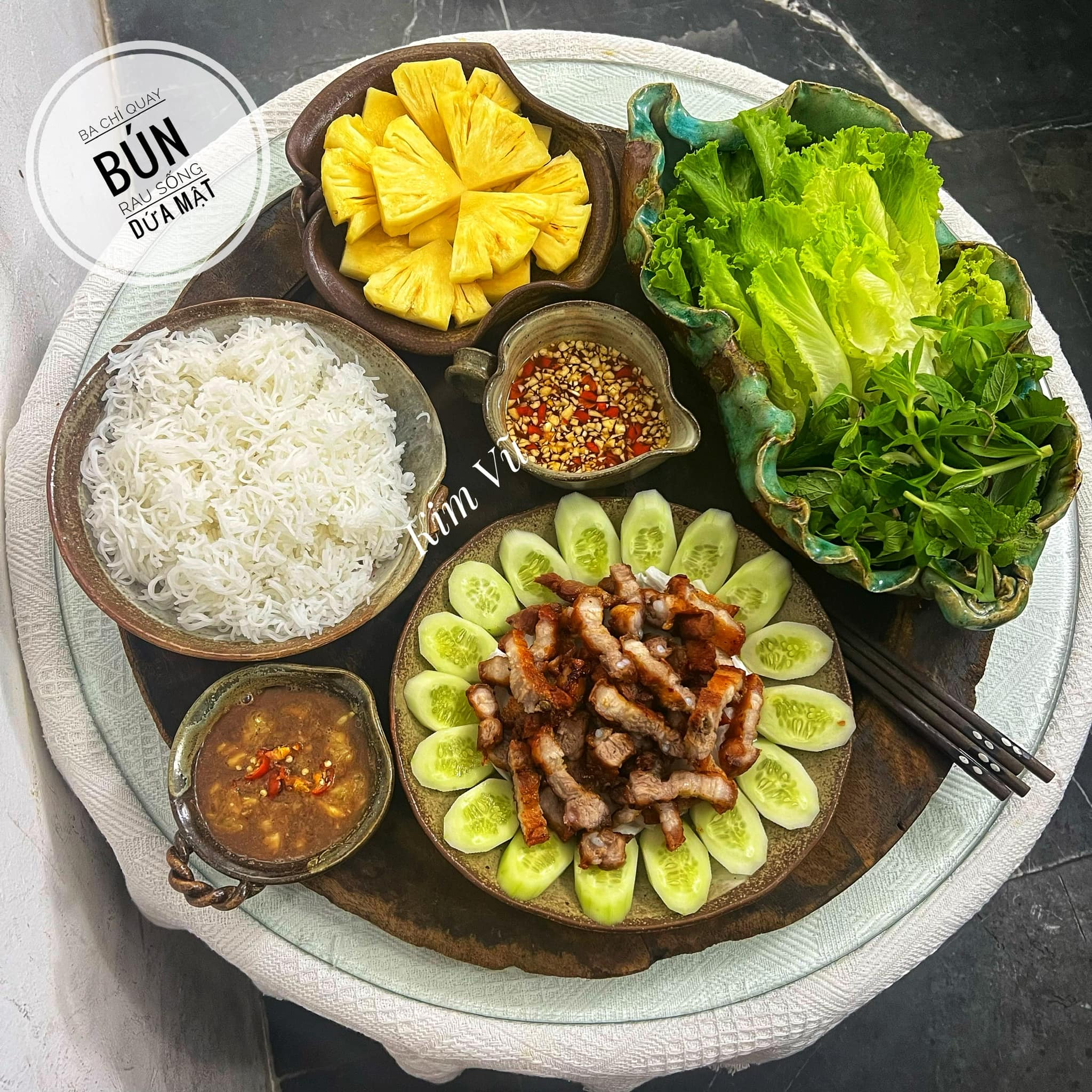 Ba chỉ quay +&nbsp;Bún +&nbsp;Rau sống +&nbsp;Dứa