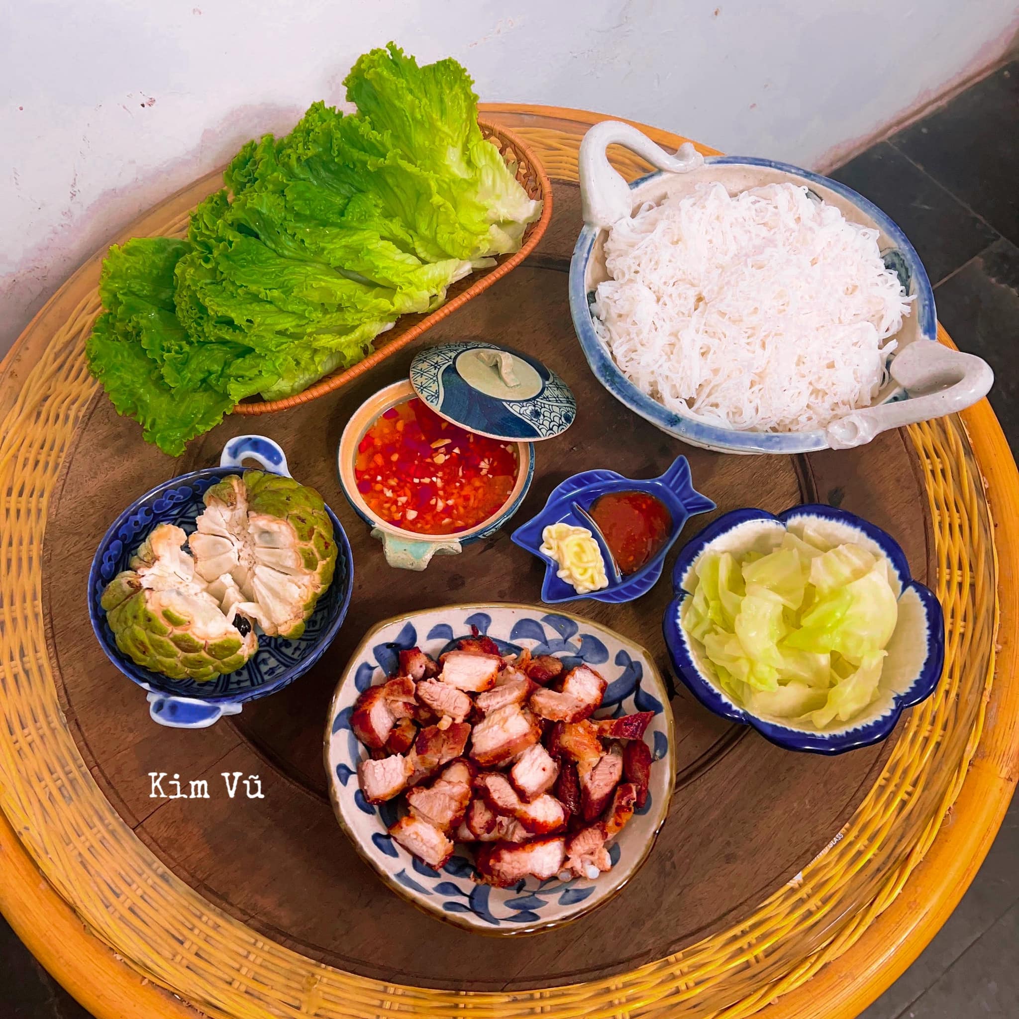 Ba chỉ quay + Bắp cải luộc + Bún + Rau sống +&nbsp;Na