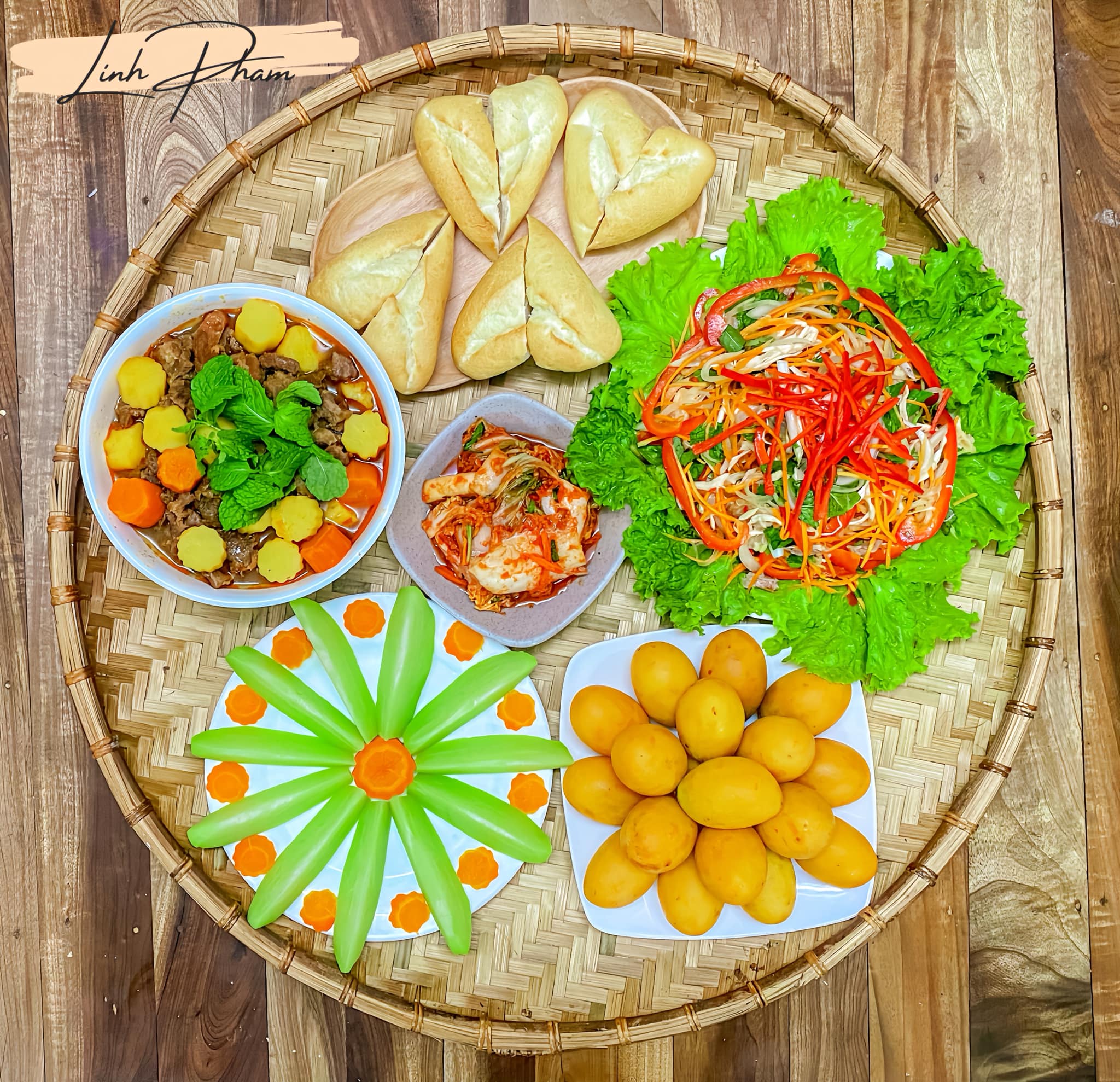 Bò kho + Rau củ luộc + Bánh mỳ + Nộm gà + Kim chi + Quả thanh trà