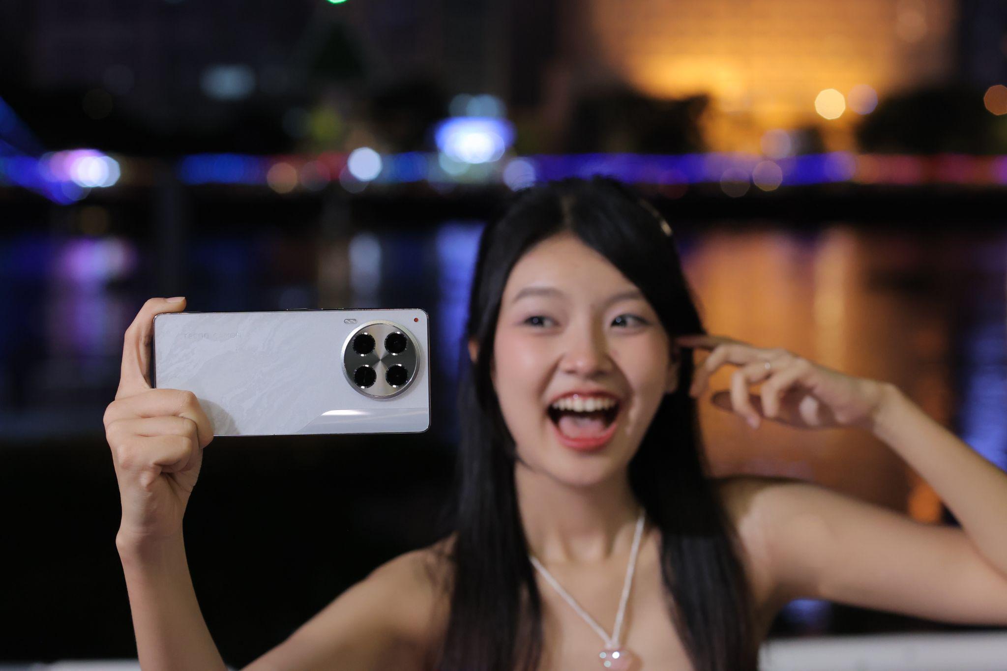 Camera Selfie sở hữu độ phân giải lên đến 50MP và công nghệ lấy nét theo mắt