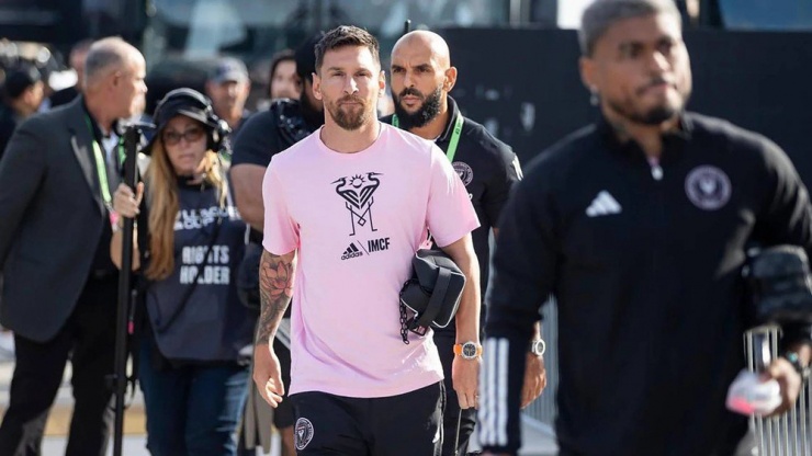 Messi luôn hấp dẫn đông đảo khán giả đến sân ở mỗi nơi anh thi đấu. Ảnh: GETTY.