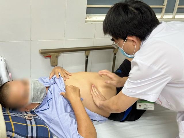 Nam bệnh nhân nhập viện mang trong mình ổ sán lá gan lớn. Ảnh: Thanh Nguyễn