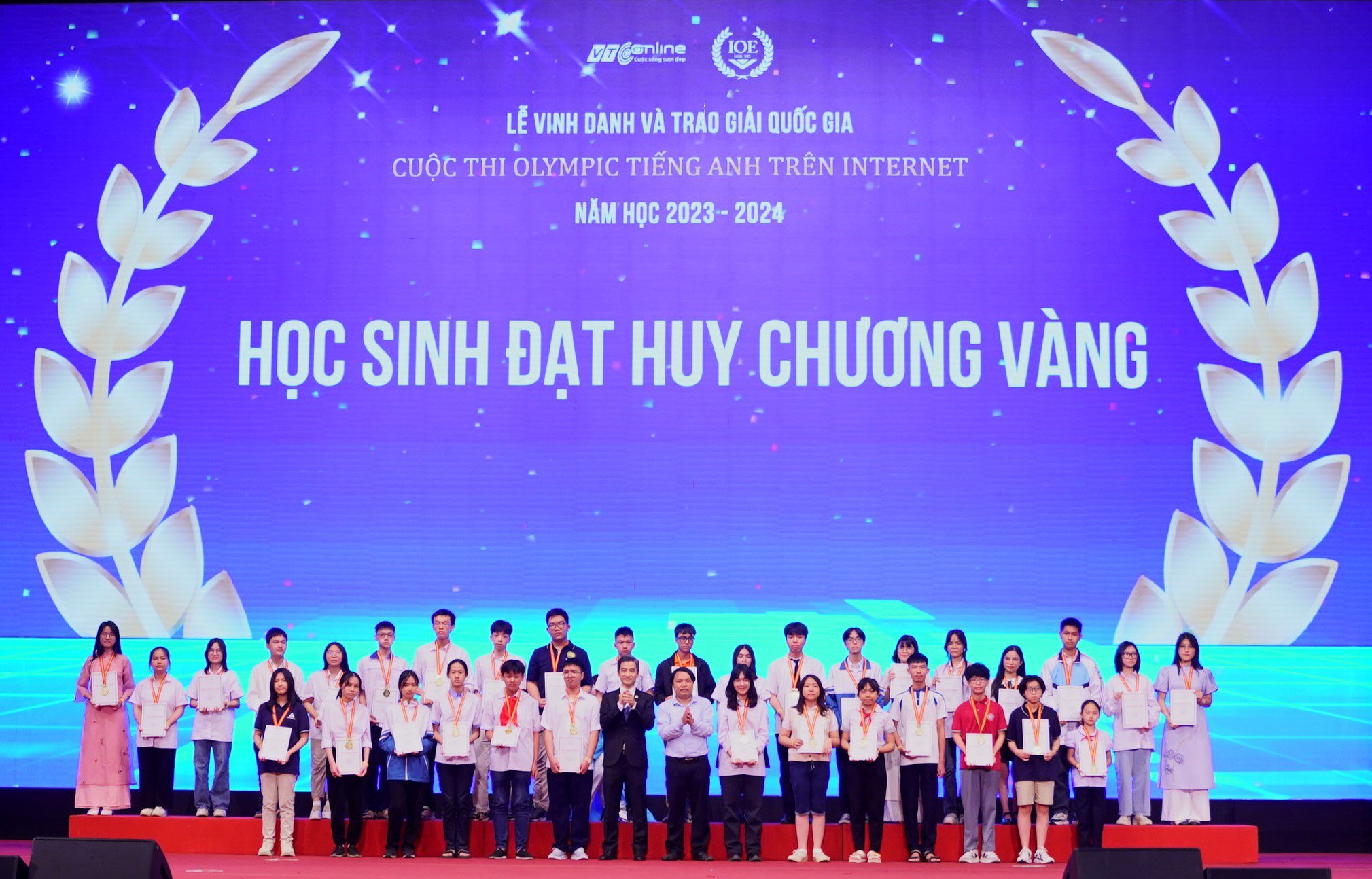 Hình ảnh các em học sinh nhận Huy chương Vàng trên sân khấu