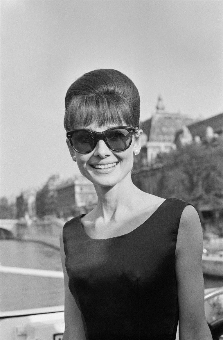 Những chiếc kính râm lớn là vũ khí thời trang của Audrey Hepburn - 1