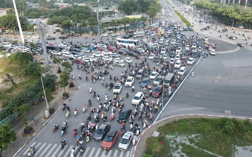 Dự thảo Luật Thủ đô (sửa đổi) cho phép Hà Nội nhiều cơ chế, chính sách để giảm, hạn chế phương tiện giao thông gây ô nhiễm tại khu vực nội thành (Ảnh: PLO)