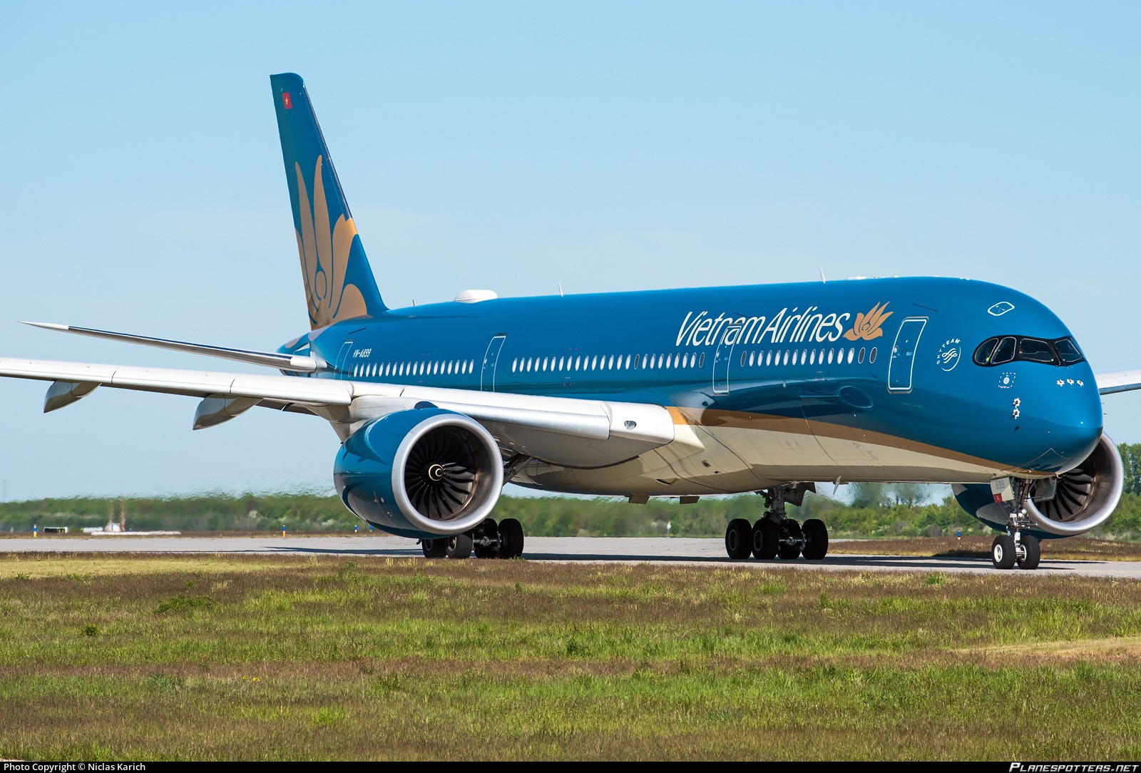 Vietnam Airlines đón loạt tin tích cực