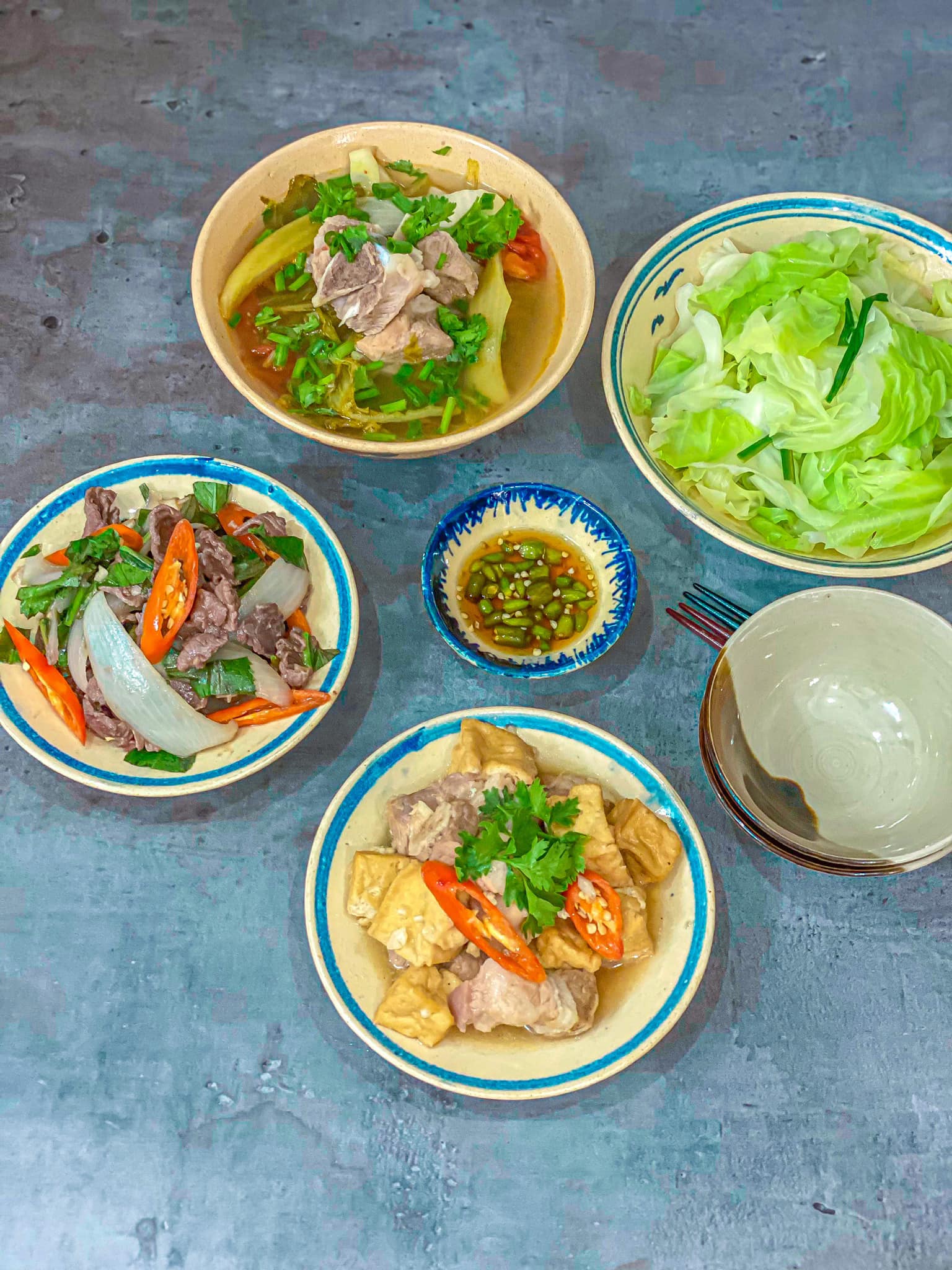 Thịt kho đậu - Bò xào - Cải chua nấu sườn - Bắp cải luộc