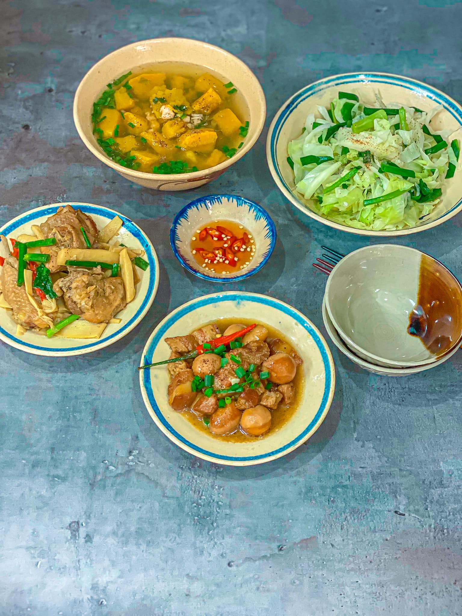 Gà kho măng - Thịt kho trứng cút - Bắp cải xào - Canh bí đỏ