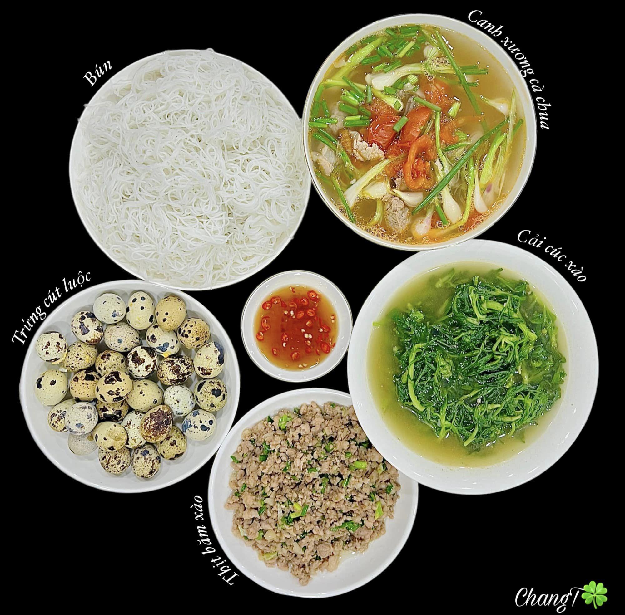 Canh xương cà chua + Thịt băm + Trứng cút lộn + Cải cúc xào + Bún