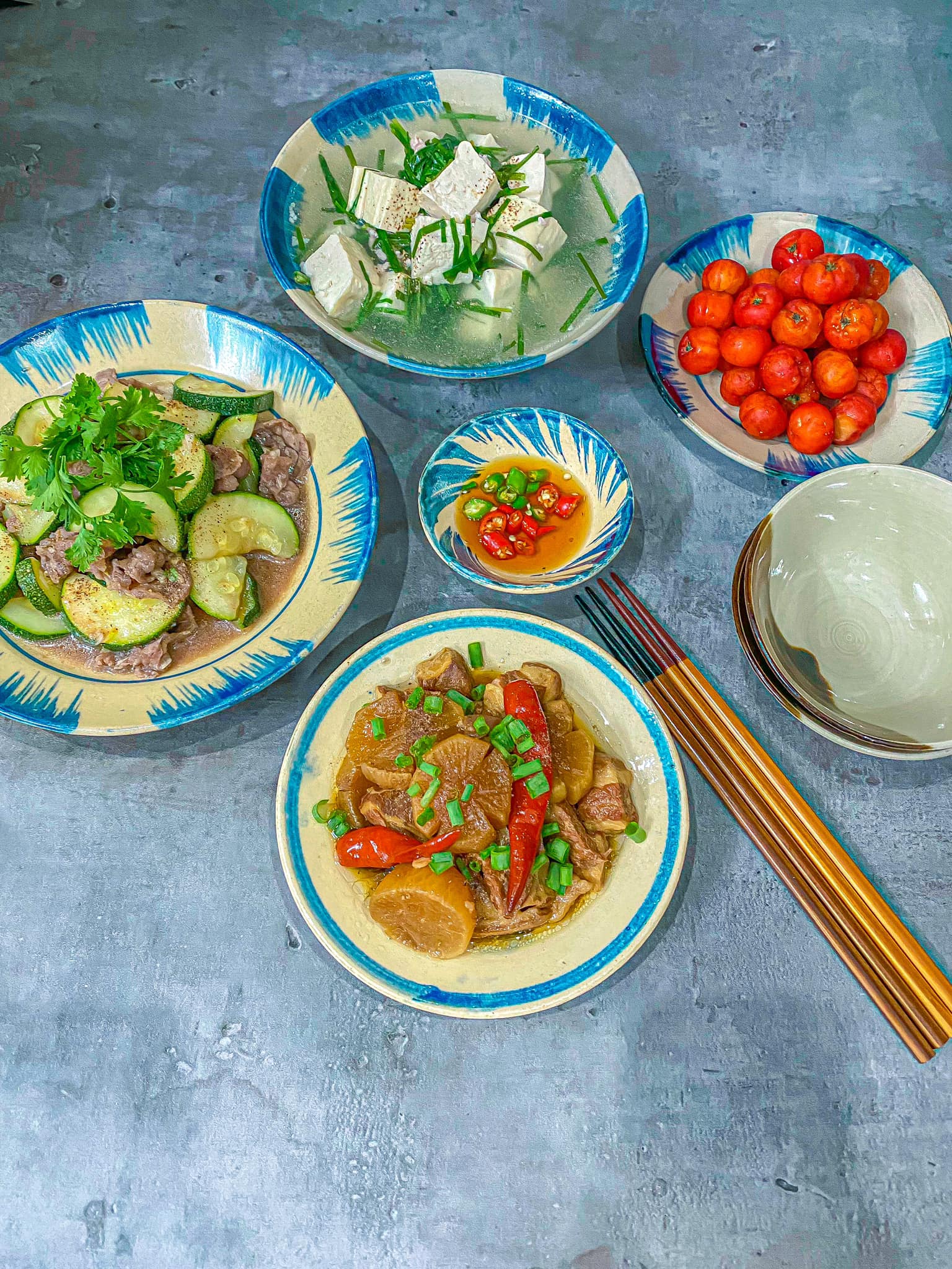 Thịt kho củ cải - Bò xào bí ngòi - Canh đậu nấu hẹ