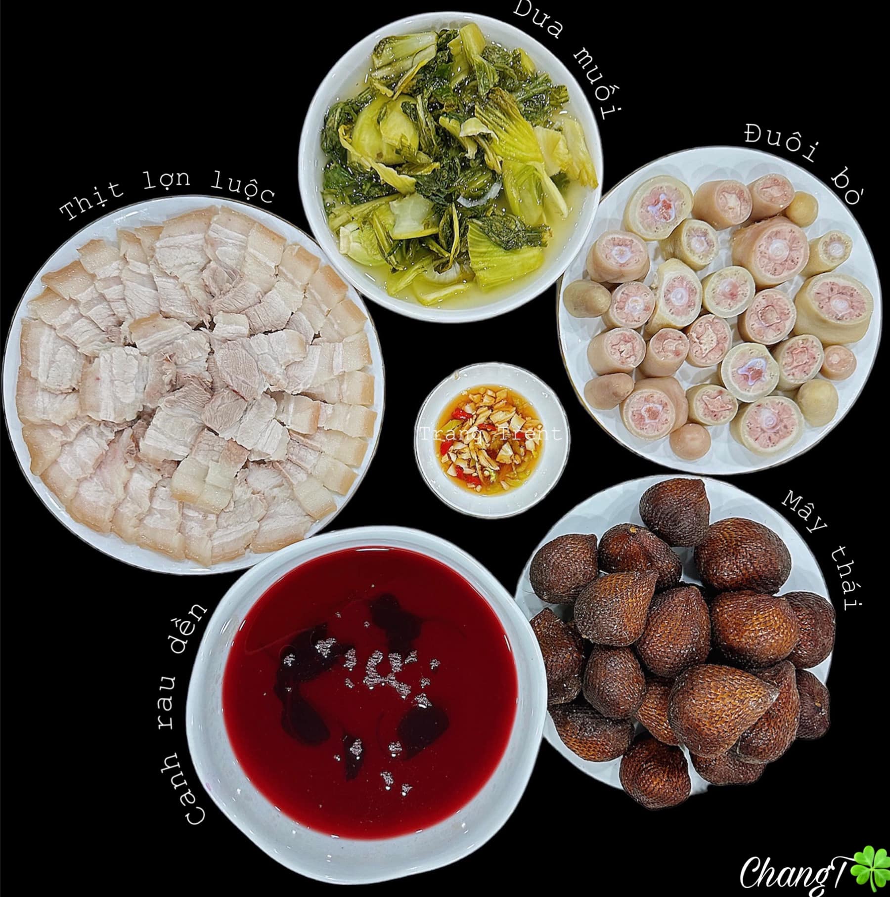 Thịt lợn luộc + Đuôi bò luộc + Cải muối + Canh rau dền + Mây thái