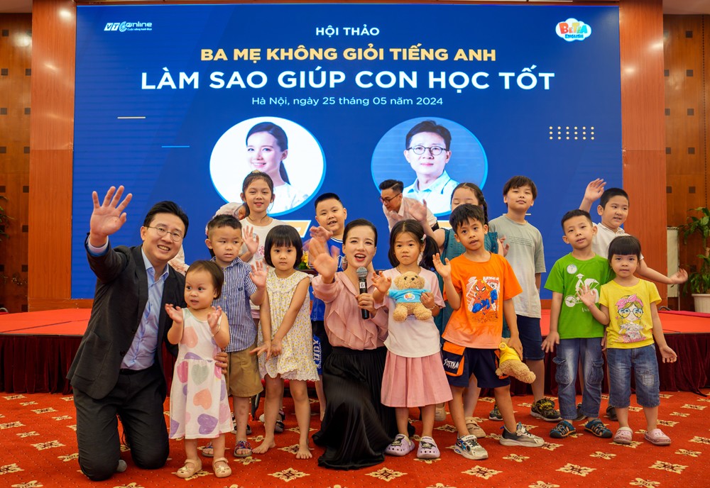 Các bé được giao lưu cùng 2 diễn giả tại Hội thảo “Ba mẹ không giỏi tiếng Anh, làm sao giúp con học tốt”