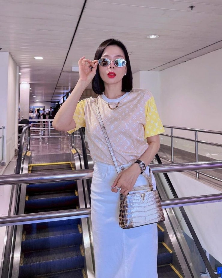 Trang phục thường ngày của Lệ Quyên đến từ nhiều thương hiệu xa xỉ như Chanel, Louis Vuitton, Gucci... Người đẹp còn sắm nhiều kiểu túi hiệu tiền tỷ để tô điểm cho phong cách.