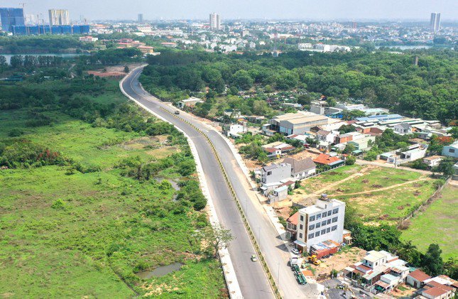 Ngoài ra, BQL dự án đầu tư xây dựng khu vực TP.Dĩ An (Bình Dương) đang triển khai thực hiện Dự án đường Vành đai Đông Bắc 2 - Đoạn từ trục chính Đông-Tây (khu vực giữa khu dân cư Bình Nguyên và Trường Cao đẳng nghề Đồng An) đến giáp đường Mỹ Phước Tân Vạn, với tổng mức đầu tư 628,793 tỷ đồng.