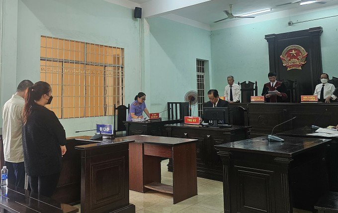 Bị cáo Lê Văn Bậm và Nguyễn Thảo Nguyên nghe tuyên án tại tòa. Ảnh: Bình Nguyên