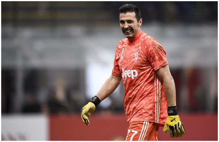 Gianluigi Buffon là cựu thủ môn đình đám người Ý, nổi tiếng với sự nhanh nhẹn, phản xạ và khả năng chỉ huy trong vòng cấm.
