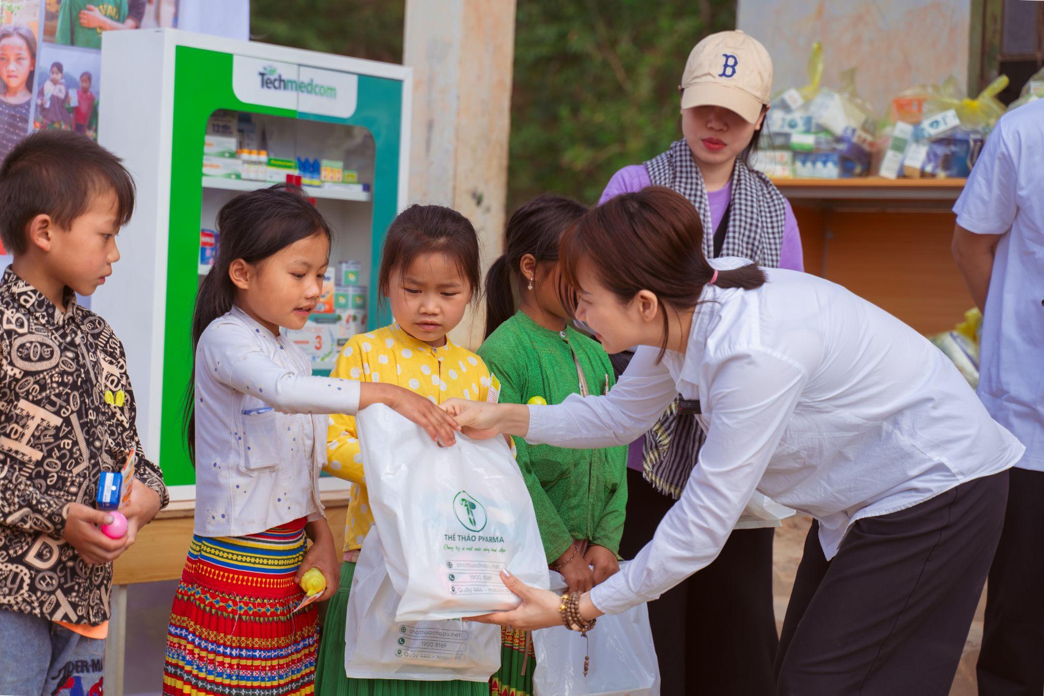 Chị Thảo tặng quà cho các em học sinh vùng cao