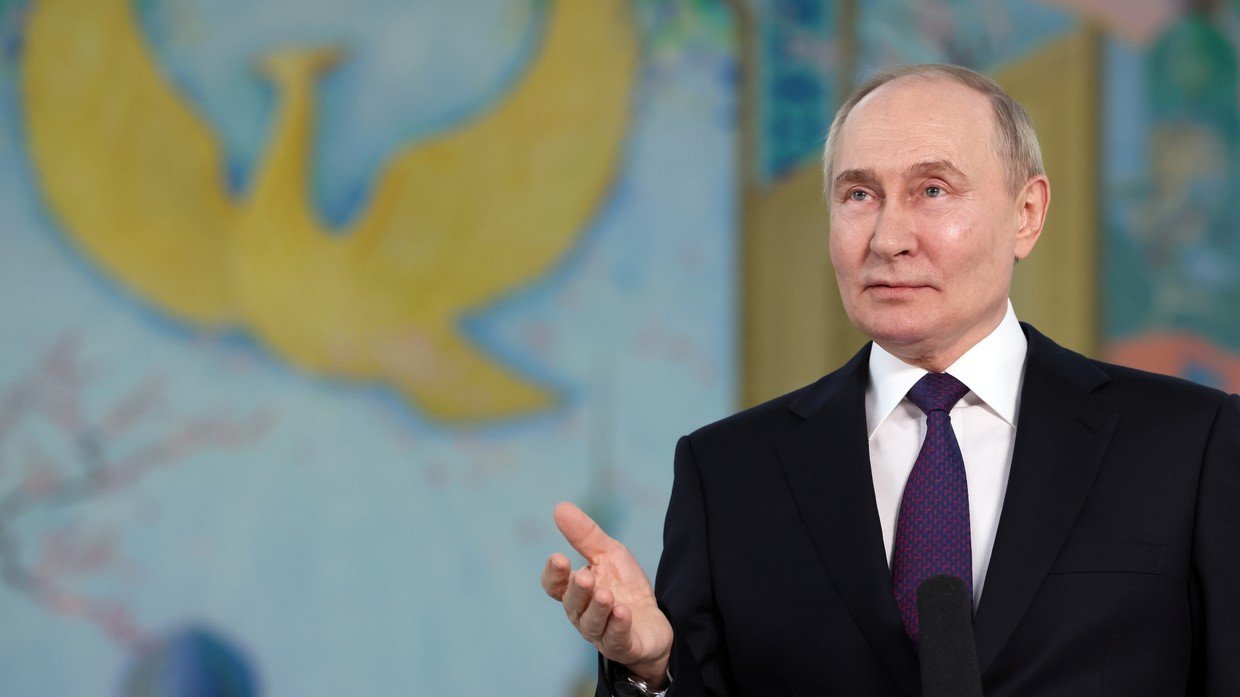 Ông Putin trả lời họp báo sau khi kết thúc chuyến thăm kéo dài hai ngày ở Uzbekistan.