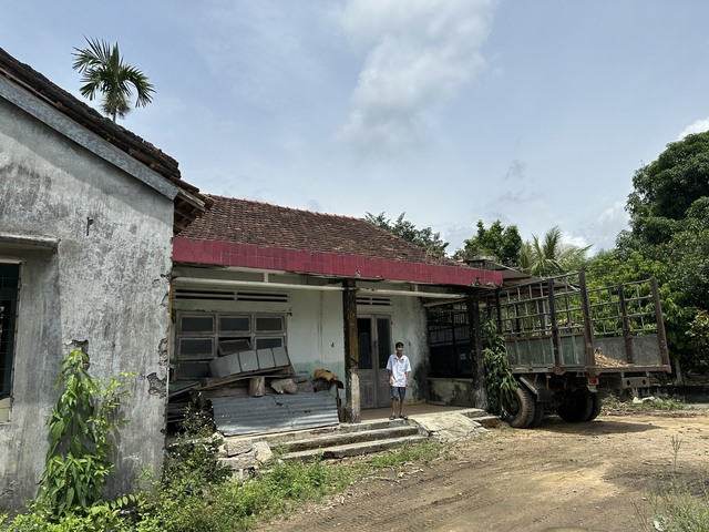 Năm 2010, gia đình ông Võ Văn Lý bỏ ra 30 triệu đồng mua 340 m2 đất Trường Mẫu giáo Nghi Hạ do UBND xã Quế Hiệp bán thanh lý, nay địa phương trả lại tiền, kêu gia đình trả lại đất