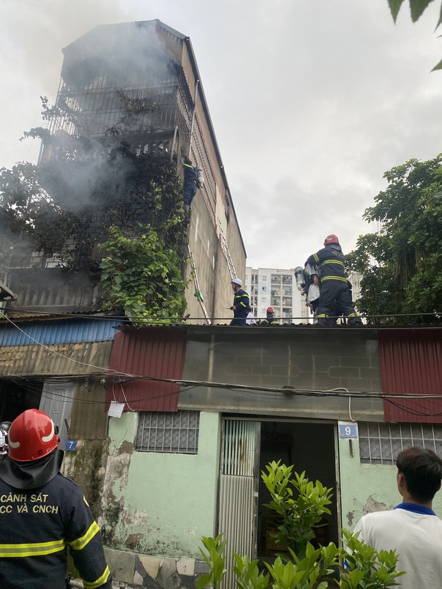 Vụ cháy ở Hà Nội: Người đàn ông mặc sơ mi trắng "cứu người xong rồi đi làm luôn" - 9