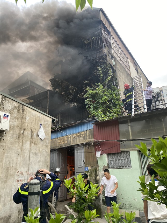 Vụ cháy ở Hà Nội: Người đàn ông mặc sơ mi trắng "cứu người xong rồi đi làm luôn" - 6