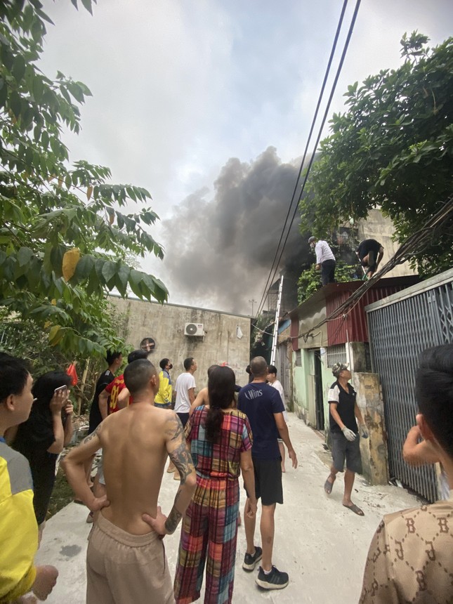 Vụ cháy ở Hà Nội: Người đàn ông mặc sơ mi trắng "cứu người xong rồi đi làm luôn" - 4