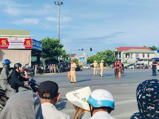 Hiện có khoảng 50 người cùng thực hiện phương pháp tu tập "hành đầu đà", đi theo sư Thích Minh Tuệ. Tại những nơi sư Thích Minh Tuệ đi qua thu hút rất đông người, lực lượng chức năng các tỉnh thành được phân công nhiệm vụ bảo đảm trật tự. Ảnh: Facebook