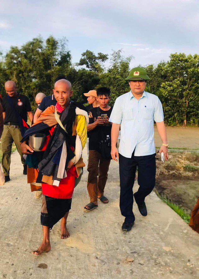 "Sư" Thích Minh Tuệ thực hành phương pháp tu tập "hạnh đầu đà", di chuyển qua địa phận tỉnh Quảng Trị ngày 30-5. Ảnh: Facebook