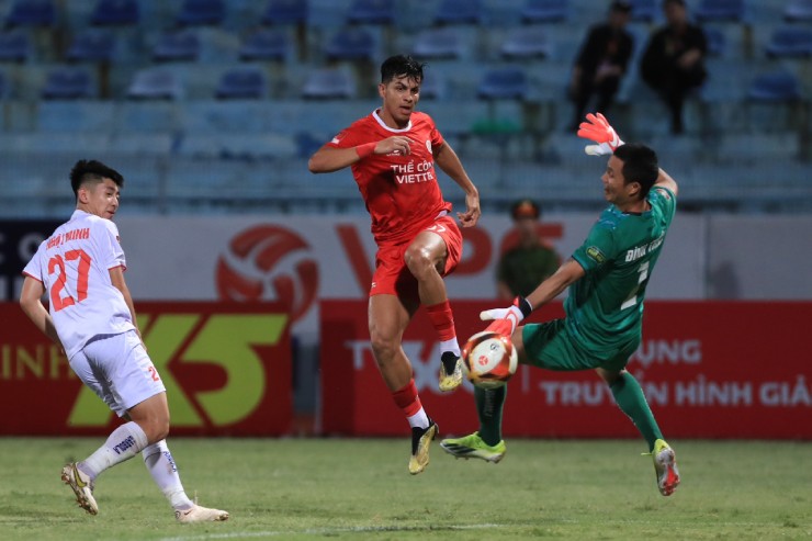 Bàn thắng của Pedro Henrique (áo đỏ, phút 60) mở ra chiến thắng cho Thể Công trước Hải Phòng&nbsp;