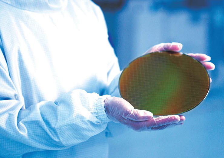 A Samsung engineer with the company's first 3nm GAA wafer.
