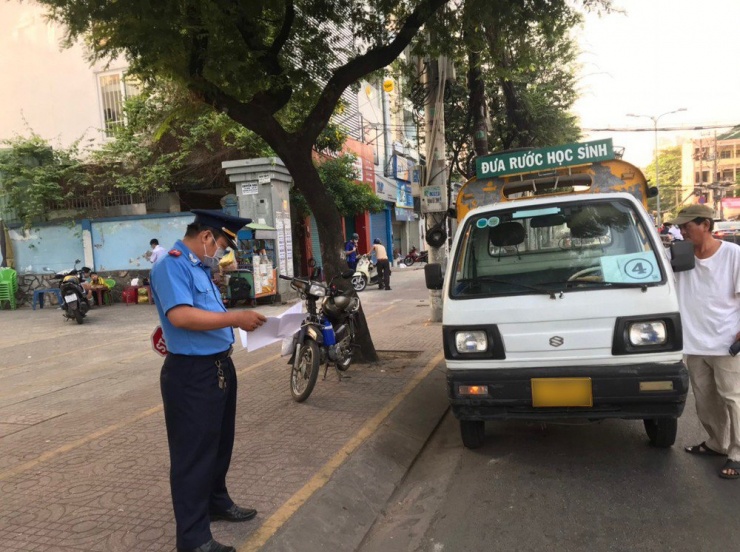 Dự thảo Luật Trật tự, an toàn giao thông đường bộ và Luật Đường bộ đều dành một điều quy định việc đưa đón trẻ theo hướng quy trách nhiệm cho người bỏ quên trẻ trên xe ô tô. Ảnh: ĐÀO TRANG