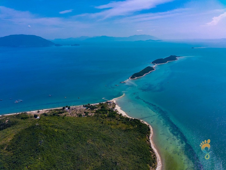 Đến Vịnh Vân Phong tắm biển trong xanh, khám phá thiên nhiên hoang sơ