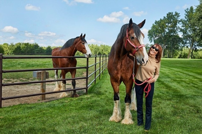 Diane Hendricks trong một căn nhà của bà ở Wisconsin. Ảnh: Forbes