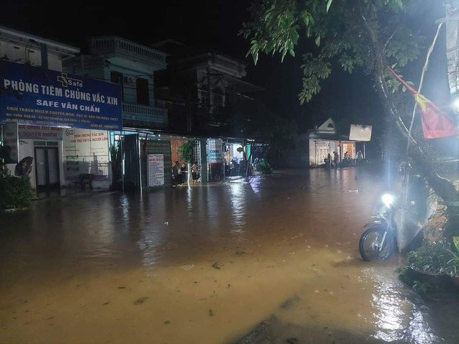 Mưa lớn cục bộ khiến nhiều tuyến đường bị ngập, một số hộ nuôi trồng thủy sản bị lũ cuốn trôi chưa thể thống kê chi tiết thiệt hại.