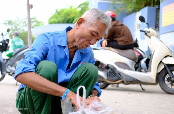 Người cao tuổi mưu sinh trên đường phố Đà Nẵng, tháng 4/2024. Ảnh: Nguyễn Đông