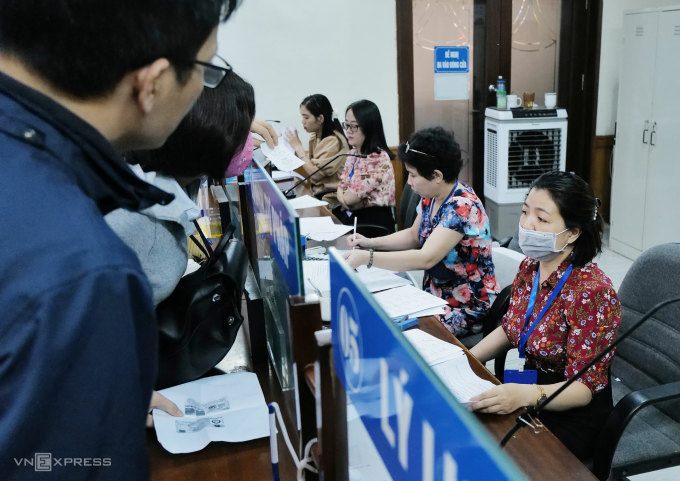 Công chức Sở Tư pháp Hà Nội làm thủ tục cấp phiếu lý lịch tư pháp cho người dân, tháng 4/2023. Ảnh: Ngọc Thành